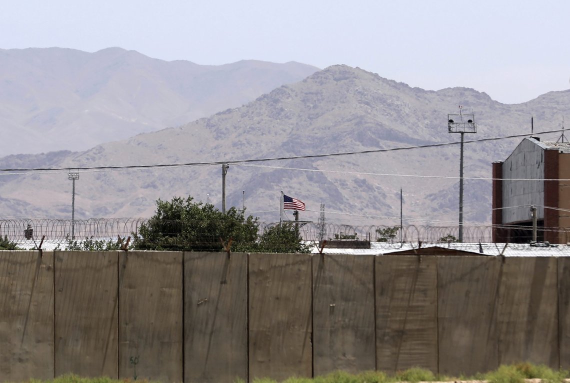 Bagram-basen er tømt for utenlandske soldater. Imens raser det kamper mellom Taliban og afghanske regjeringsstyrker. Foto: Rahmat Gul / AP / NTB Bagram-basen er tømt for utenlandske soldater. Imens raser det kamper mellom Taliban og afghanske regjeringsstyrker. Foto: Rahmat Gul / AP / NTB
