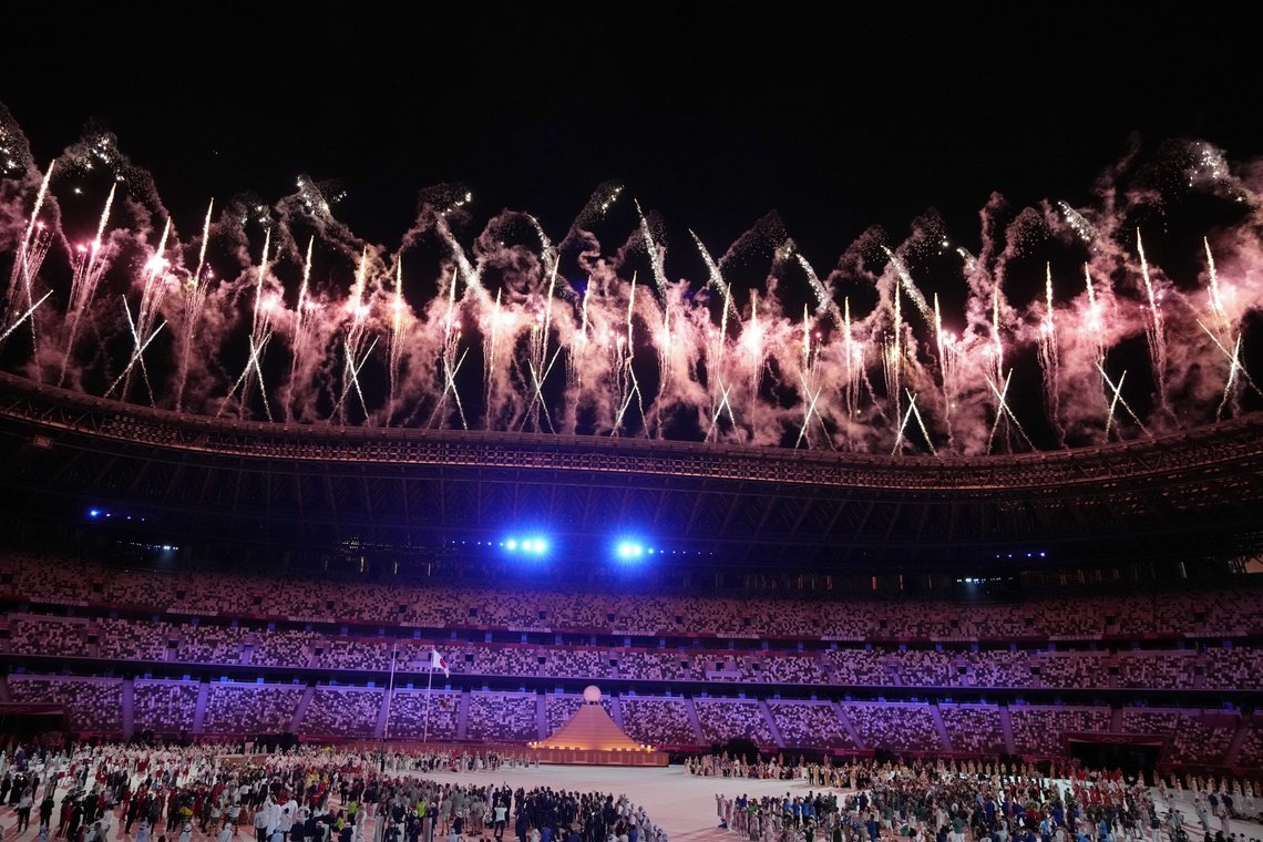 Fyrverkeriet over OL-stadion i Tokyo markerer at de olympiske lekene formelt er i gang. Foto: Kirsty Wigglesworth / AP / NTB Fyrverkeriet over OL-stadion i Tokyo markerer at de olympiske lekene formelt er i gang. Foto: Kirsty Wigglesworth / AP / NTB