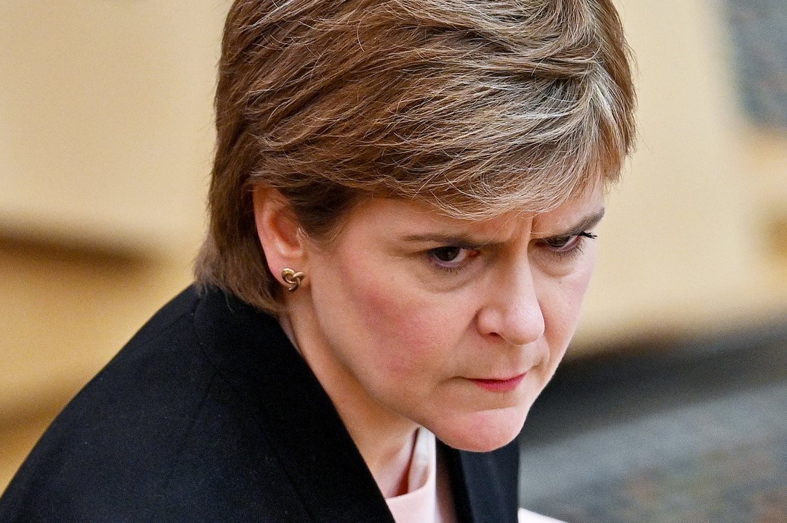 Skottlands førsteminister Nicola Sturgeon misliker at ikke alle hopper på transtoget med glede. Foto: Jeff J Mitchell/ Pool/ REUTERS/ NTB Skottlands førsteminister Nicola Sturgeon misliker at ikke alle hopper på transtoget med glede. Foto: Jeff J Mitchell/ Pool/ REUTERS/ NTB