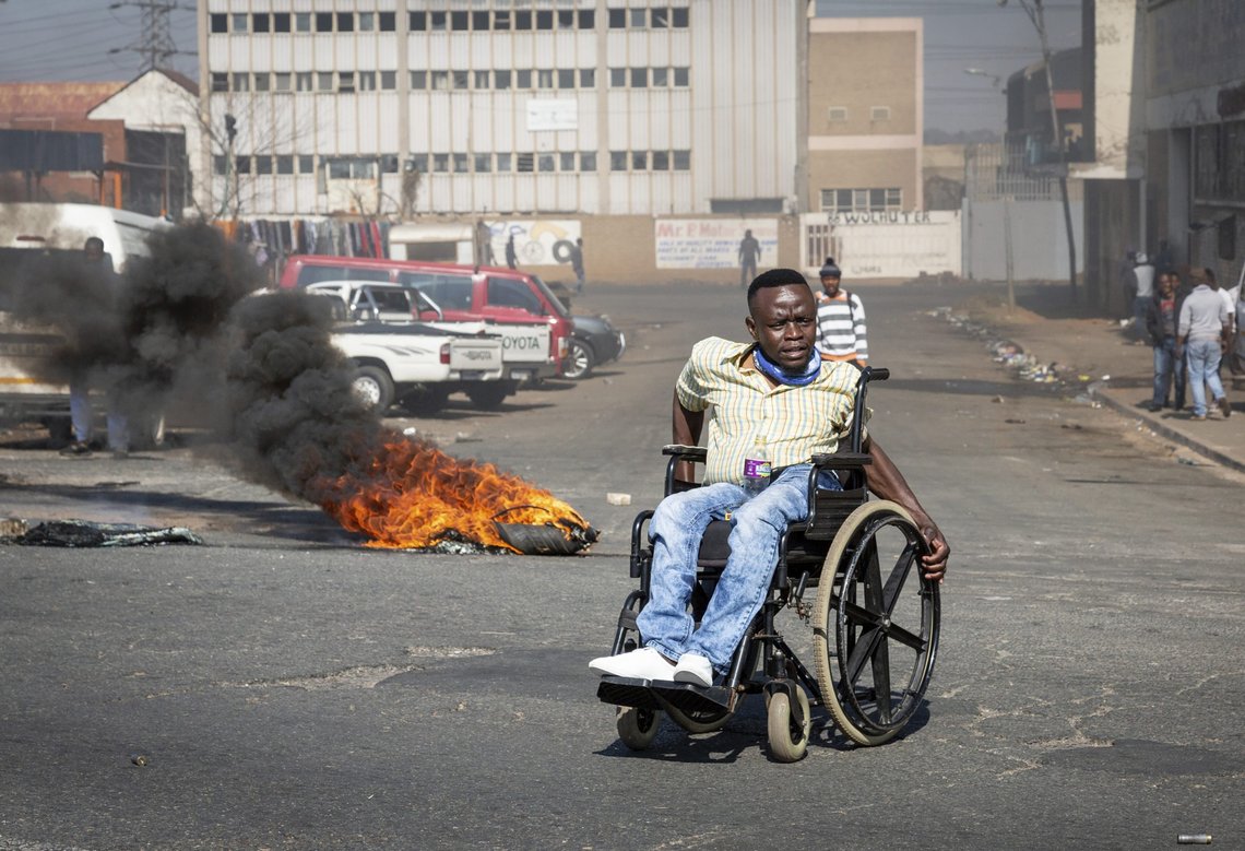 Voldelige protester i Sør-Afrika mot fengslingen av tidligere president og ANC-leder Jacob Zuma, mistenkt for korrupsjon. Foto fra Johannesburg av Yeshiel Panchia, AP-NTB. Voldelige protester i Sør-Afrika mot fengslingen av tidligere president og ANC-leder Jacob Zuma, mistenkt for korrupsjon. Foto fra Johannesburg av Yeshiel Panchia, AP-NTB.