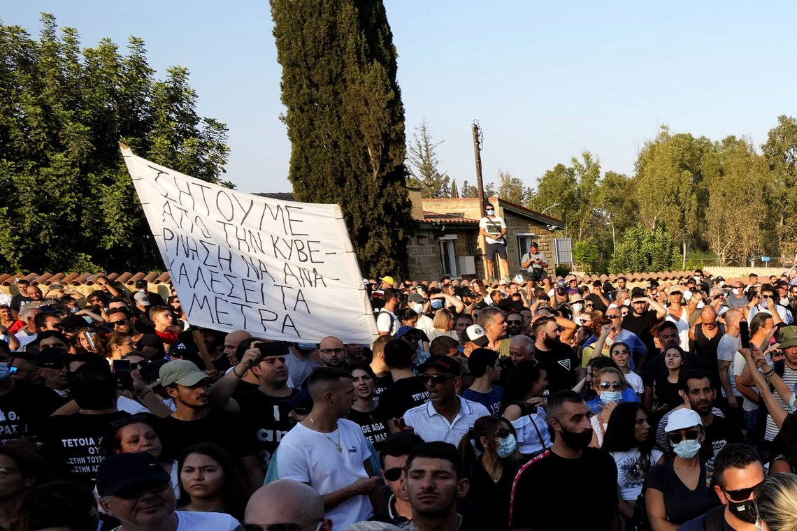 «Vi ber regjeringen trekke tilbake tiltakene», står det på dette banneret som demonstranter viste fram utenfor presidentpalasset i Nikosia søndag. Foto: Petros Karadjias / AP / NTB «Vi ber regjeringen trekke tilbake tiltakene», står det på dette banneret som demonstranter viste fram utenfor presidentpalasset i Nikosia søndag. Foto: Petros Karadjias / AP / NTB