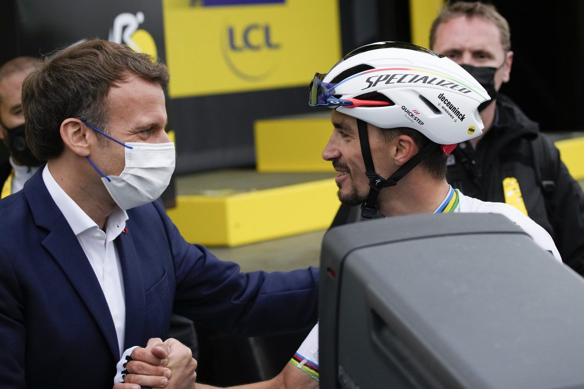 President Emmanuel Macron møtte nylig syklist Julian Alaphilippe under Tour de France. Fra onsdag må franskmenn som vil inn på idretts- og kulturarrangementer legge fram vaksinepass eller negativ covid-19-test. Foto: Christophe Ena / AP / NTB President Emmanuel Macron møtte nylig syklist Julian Alaphilippe under Tour de France. Fra onsdag må franskmenn som vil inn på idretts- og kulturarrangementer legge fram vaksinepass eller negativ covid-19-test. Foto: Christophe Ena / AP / NTB