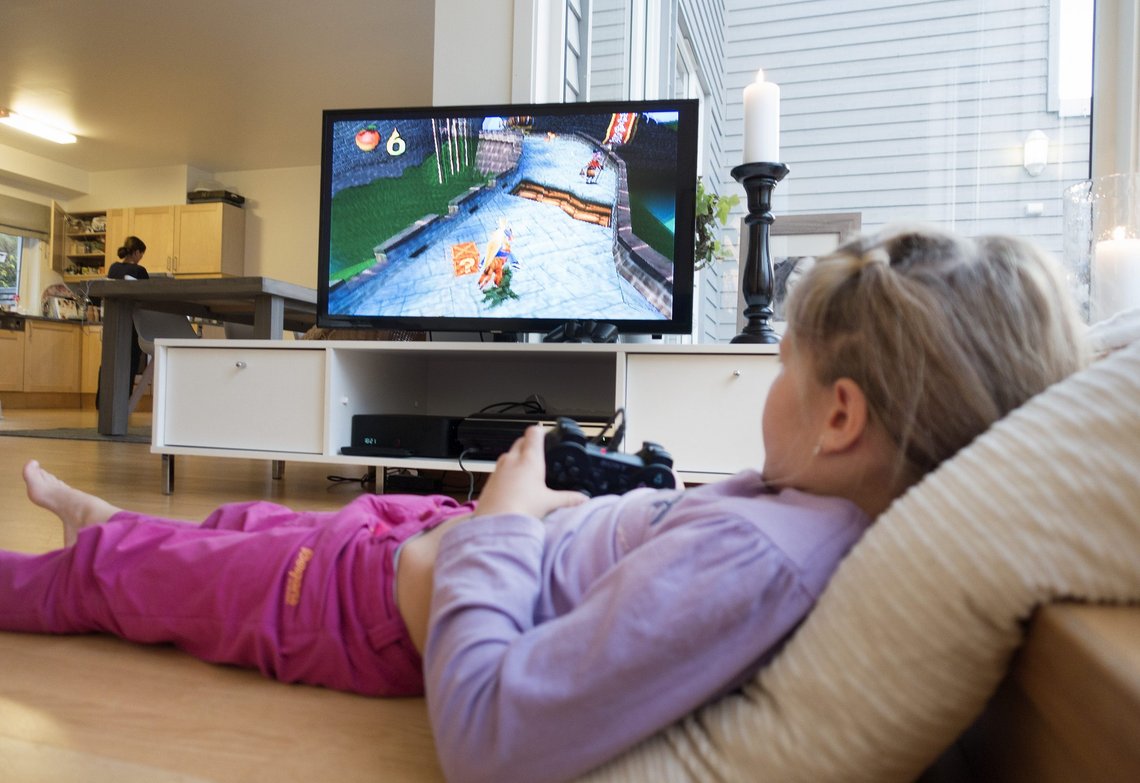 Fint å ligge på sofaen og spille PlayStation før man går ut og demonstrerer mot oljeutvinning på norsk sokkel. Illustrasjonsfoto: Gorm Kallestad / NTB Fint å ligge på sofaen og spille PlayStation før man går ut og demonstrerer mot oljeutvinning på norsk sokkel. Illustrasjonsfoto: Gorm Kallestad / NTB