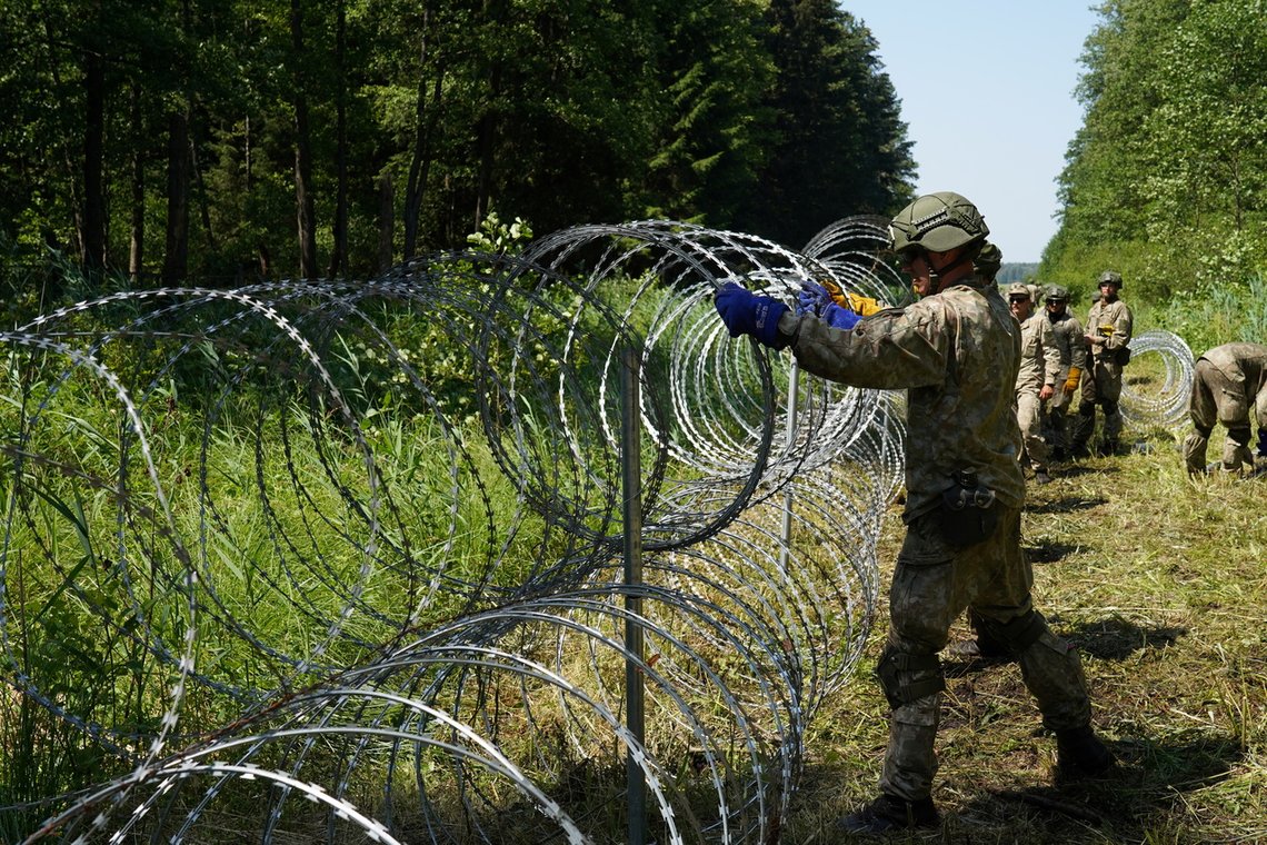 Soldater fra Litauens militære styrker bygger grensesperringer mot Hviterussland. Foto: REUTERS/Janis Laizans/ NTB Soldater fra Litauens militære styrker bygger grensesperringer mot Hviterussland. Foto: REUTERS/Janis Laizans/ NTB