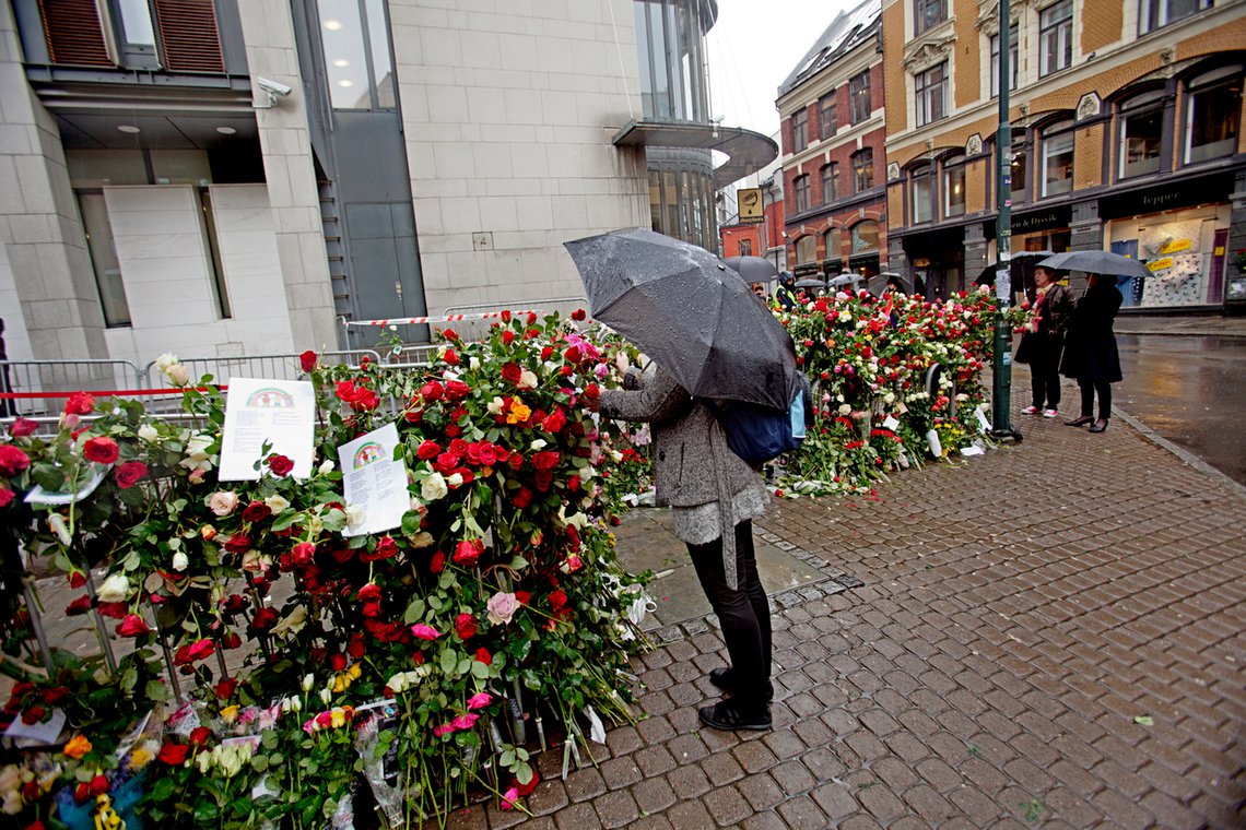 Terrorrettssaken mot Anders Behring Breivik i Oslo tingrett 2012. Anslagsvis 40.000 personer deltok i markering og rosetog fra Youngstorget i Oslo til Tinghuset i forbindelse med fremføring av Lillebjørn Nilsens sang Barn av regnbuen. Alle la ned blomstene eller festet dem til gjerdene rundt Tinghuset. Aksjonen markerer en protest etter at Anders Behring Breivik omtalte sangen som et eksempel på marxistisk indoktrinering av barn. Foto: Stian Lysberg Solum / NTB Terrorrettssaken mot Anders Behring Breivik i Oslo tingrett 2012. Anslagsvis 40.000 personer deltok i markering og rosetog fra Youngstorget i Oslo til Tinghuset i forbindelse med fremføring av Lillebjørn Nilsens sang Barn av regnbuen. Alle la ned blomstene eller festet dem til gjerdene rundt Tinghuset. Aksjonen markerer en protest etter at Anders Behring Breivik omtalte sangen som et eksempel på marxistisk indoktrinering av barn. Foto: Stian Lysberg Solum / NTB