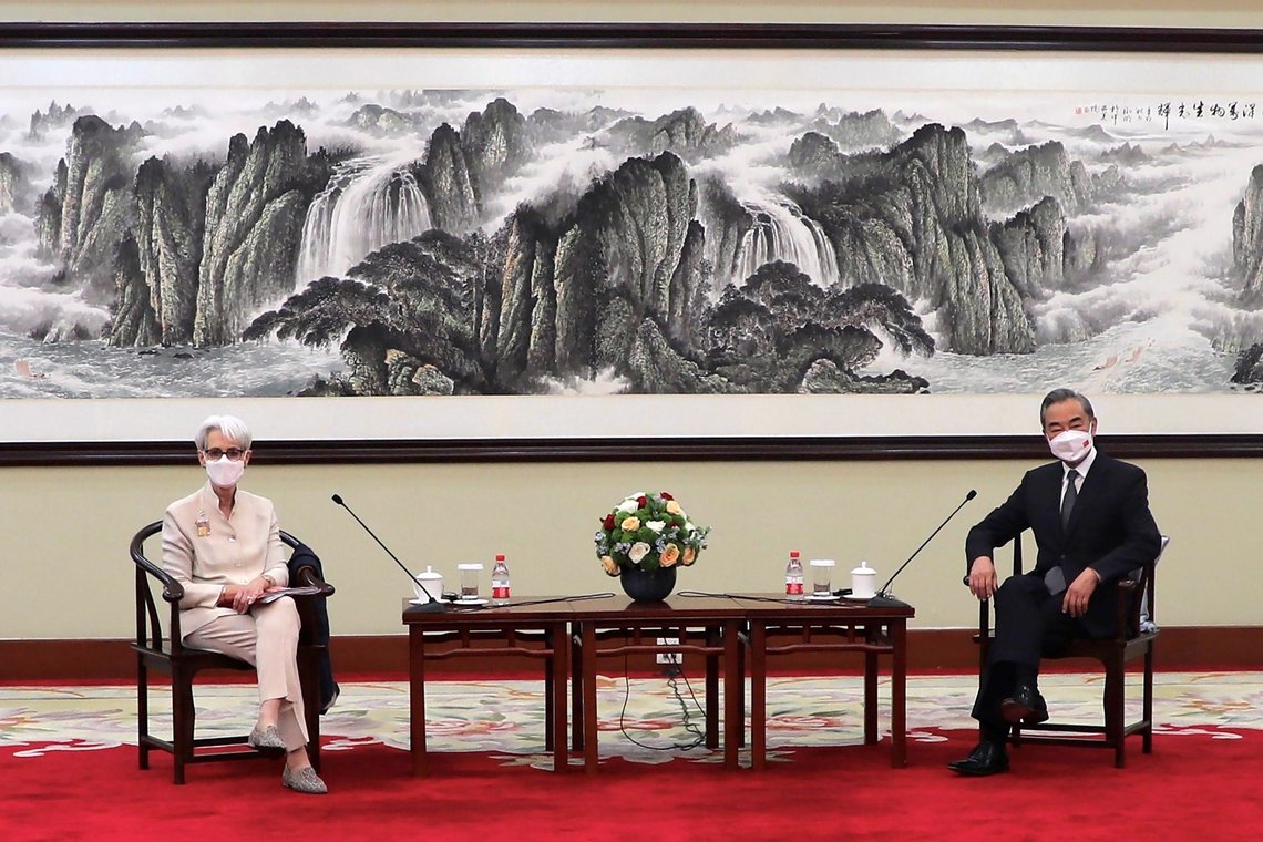USAs viseutenriksminister Wendy Sherman møtte Kinas utenriksminister Wang Yi i Tianjin mandag. Foto: USAs utenriksdepartement / AP / NTB USAs viseutenriksminister Wendy Sherman møtte Kinas utenriksminister Wang Yi i Tianjin mandag. Foto: USAs utenriksdepartement / AP / NTB