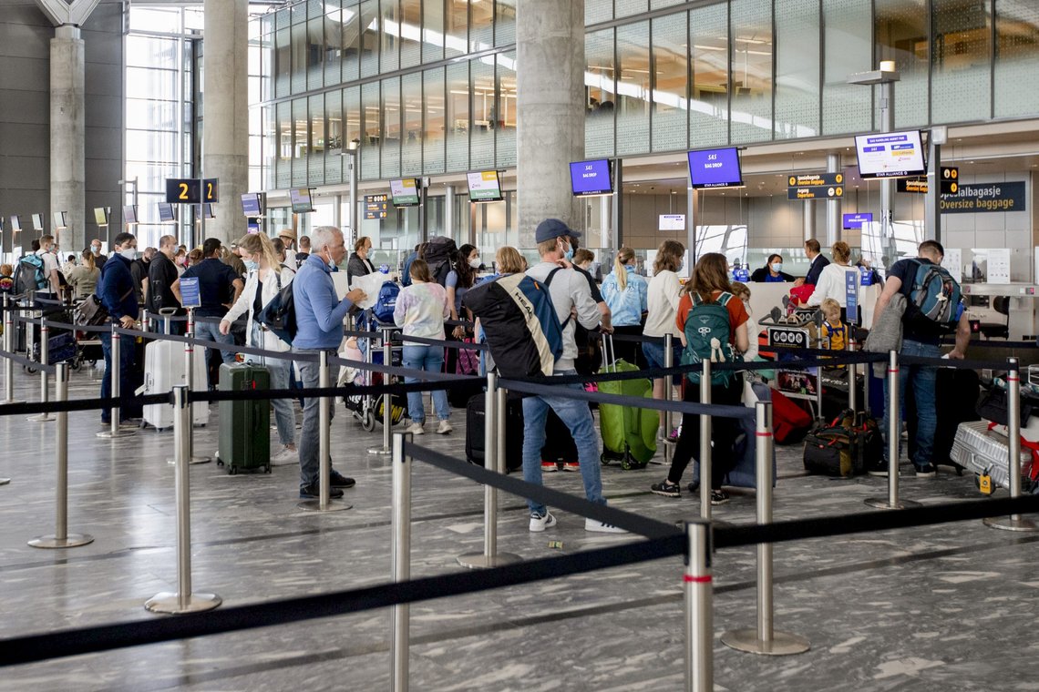 Norge innfører fra i mandag nye innreiserestriksjoner og karantenekrav på grunn av økende smitte i Europa. Restriksjonene omfatter Danmark, noe som gjør at danske myndigheter oppfordrer sine borgere til å unngå ikke-nødvendige reiser til Norge. Bildet er fra innsjekkingsområdet på Oslo lufthavn tidligere denne måneden. Foto: Hanna Johre / NTB Norge innfører fra i mandag nye innreiserestriksjoner og karantenekrav på grunn av økende smitte i Europa. Restriksjonene omfatter Danmark, noe som gjør at danske myndigheter oppfordrer sine borgere til å unngå ikke-nødvendige reiser til Norge. Bildet er fra innsjekkingsområdet på Oslo lufthavn tidligere denne måneden. Foto: Hanna Johre / NTB