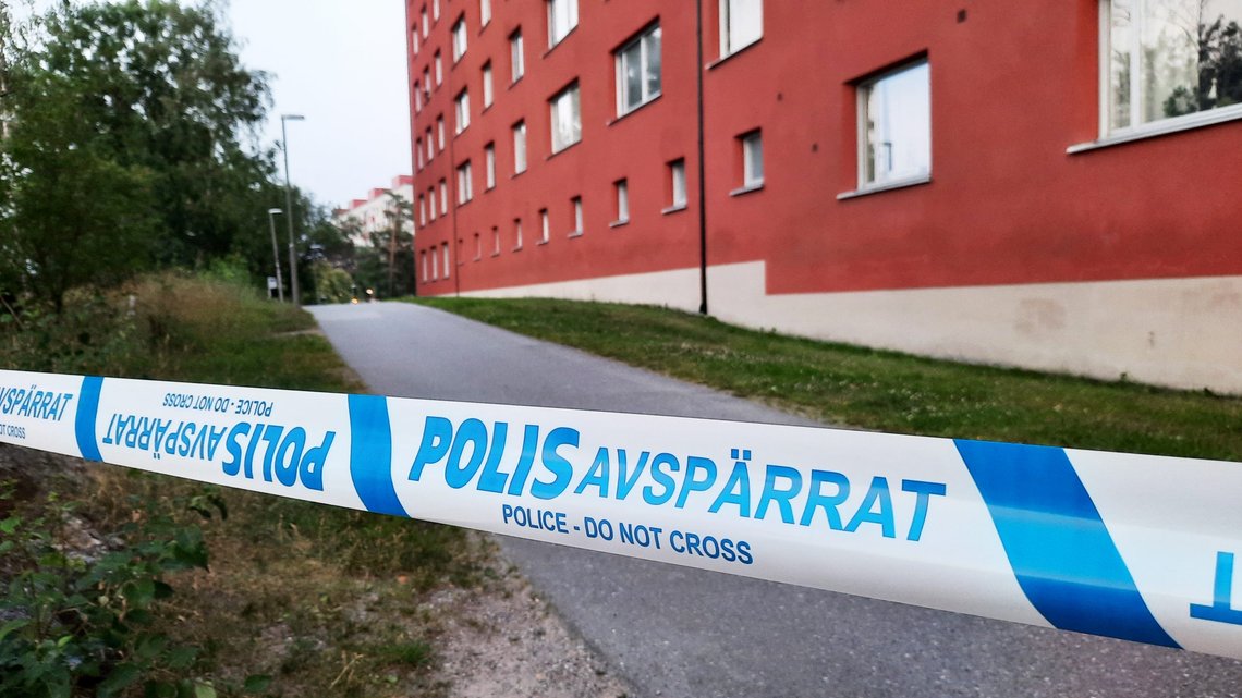 To barn ble truffet av i en skyteepisoden i Flemingsberg sør i Stockholm 17. juli. Nå er en 25 år gammel mann pågrepet i saken. Foto: Johan Jeppsson / TT / NTB To barn ble truffet av i en skyteepisoden i Flemingsberg sør i Stockholm 17. juli. Nå er en 25 år gammel mann pågrepet i saken. Foto: Johan Jeppsson / TT / NTB