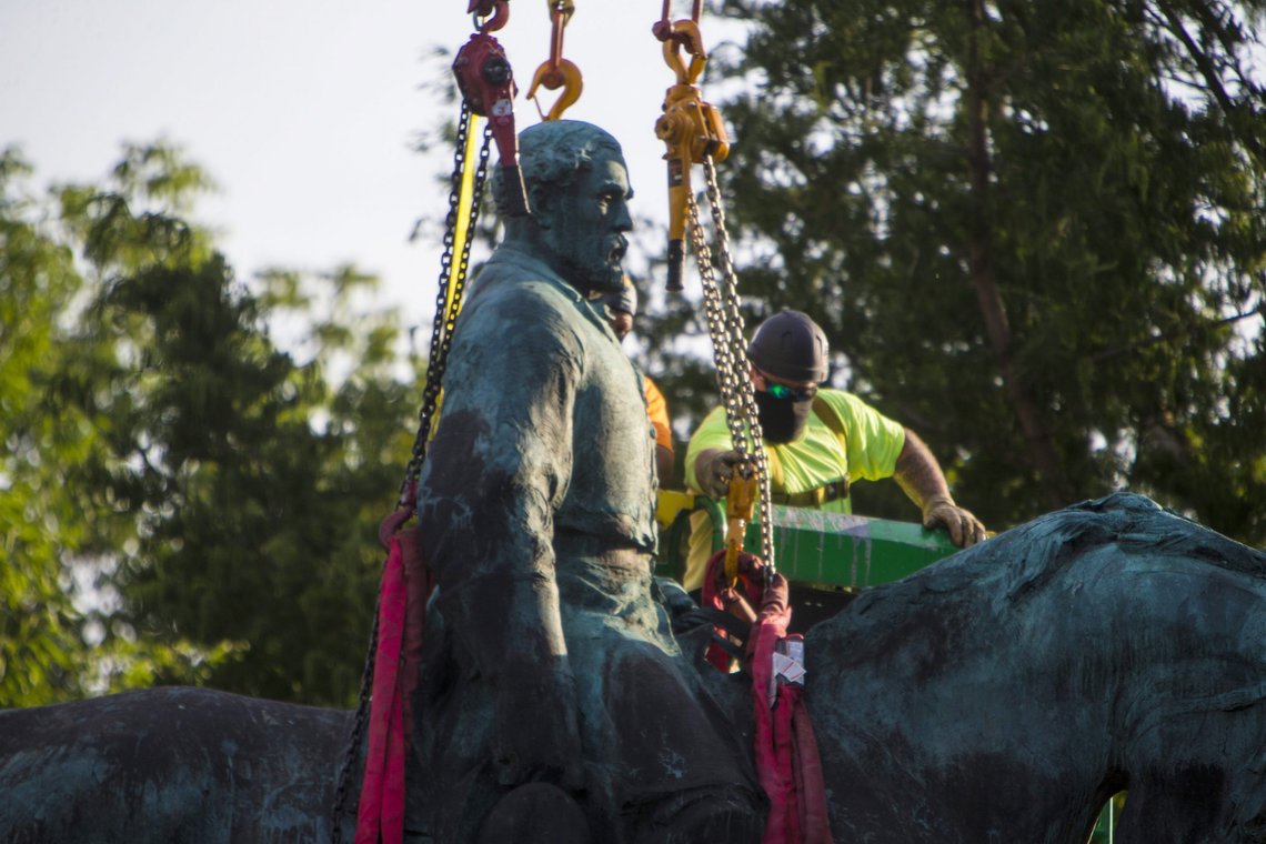 Noen av bildene kan ha preg av en lynsjing.
Workers prepare to remove the monuments of Confederate General Robert E. Lee on Saturday, July 10, 2021 in Charlottesville, Va. The removal of the Lee statue follows years of contention, community anguish and legal fights. (AP Photo/John C. Clark) Noen av bildene kan ha preg av en lynsjing.
Workers prepare to remove the monuments of Confederate General Robert E. Lee on Saturday, July 10, 2021 in Charlottesville, Va. The removal of the Lee statue follows years of contention, community anguish and legal fights. (AP Photo/John C. Clark)