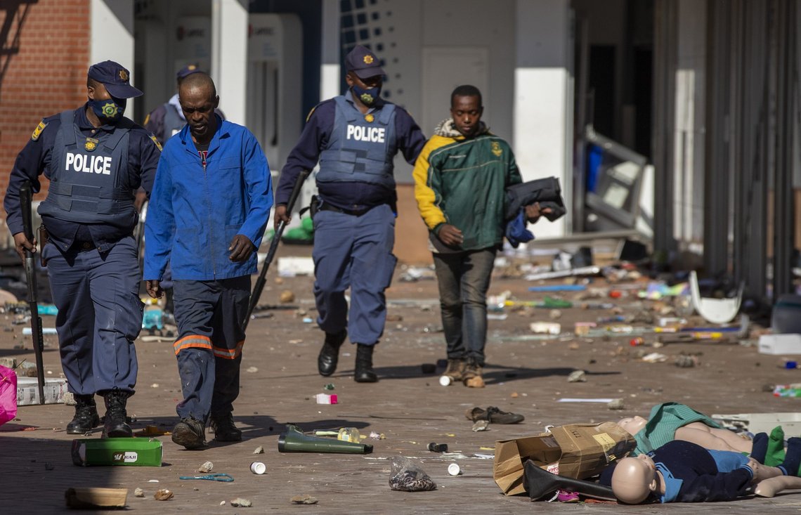 Polititjenestemenn arresterer folk etter å ha plyndret dagligvarer ved Letsoho kjøpesenter i Katlehong, øst for Johannesburg, Sør-Afrika, mandag 12. juli 2021. Politiet sier at seks personer er døde og mer enn 200 har blitt arrestert blant økende vold under opprør som brøt ut etter fengslingen av Sør-Afrikas tidligere president Jacob Zuma. Foto: Themba Hadebe / AP Photo / NTB Polititjenestemenn arresterer folk etter å ha plyndret dagligvarer ved Letsoho kjøpesenter i Katlehong, øst for Johannesburg, Sør-Afrika, mandag 12. juli 2021. Politiet sier at seks personer er døde og mer enn 200 har blitt arrestert blant økende vold under opprør som brøt ut etter fengslingen av Sør-Afrikas tidligere president Jacob Zuma. Foto: Themba Hadebe / AP Photo / NTB