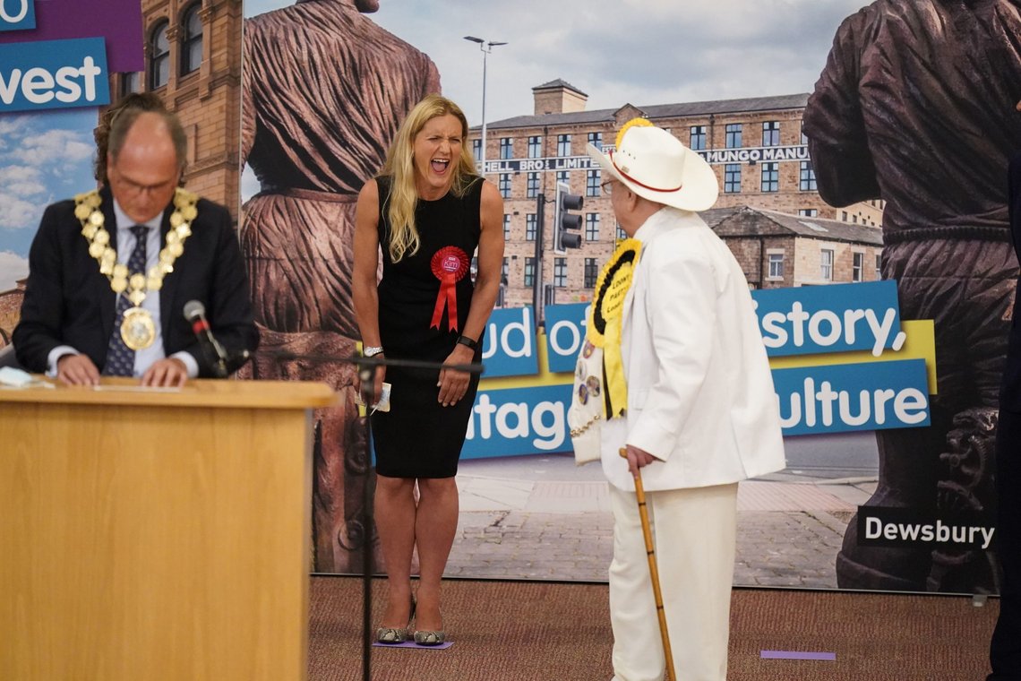 Labour-kandidaten Kim Leadbeater feirer seieren i Huddersfield i England etter at seier var klar fredag morgen. Foto: Danny Lawson / PA via AP / NTB Labour-kandidaten Kim Leadbeater feirer seieren i Huddersfield i England etter at seier var klar fredag morgen. Foto: Danny Lawson / PA via AP / NTB