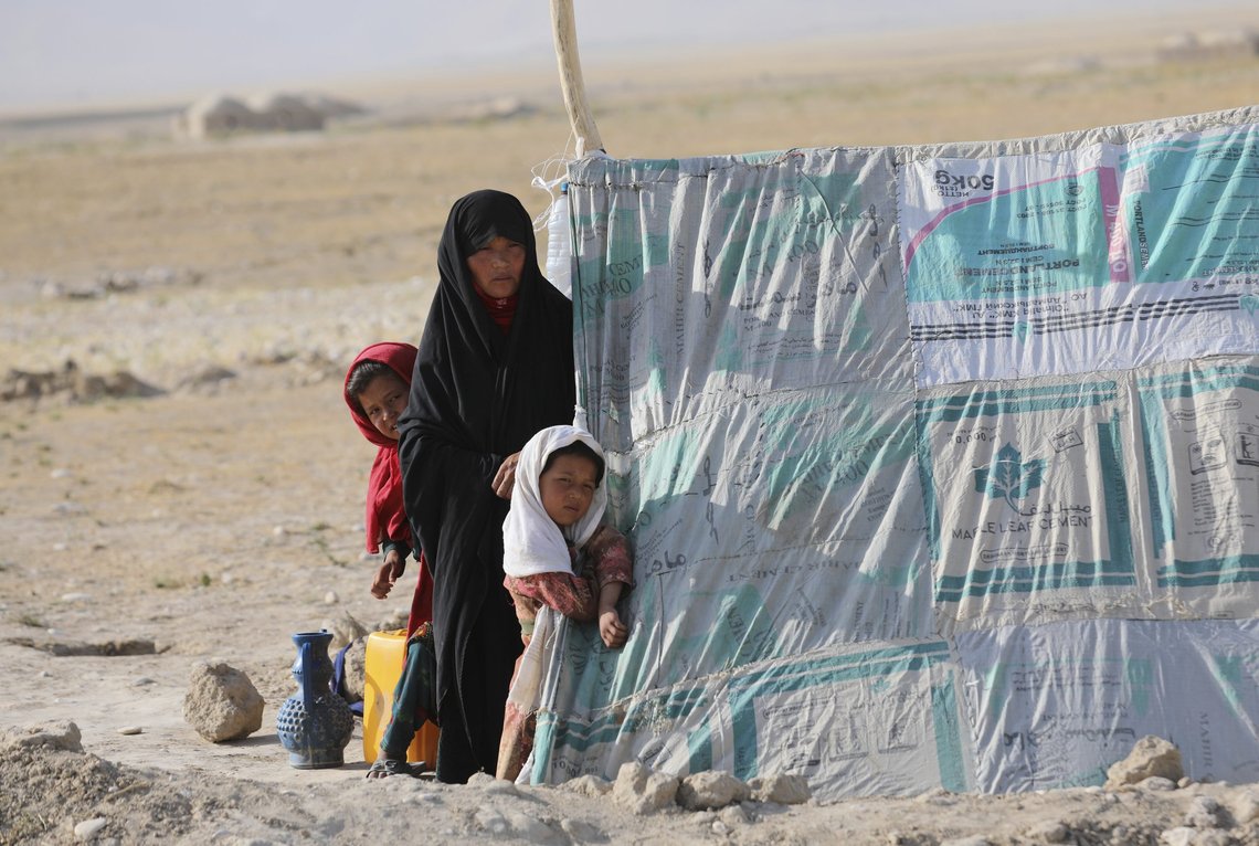 De største taperne etter USA og Norges forfeilede krig i Afghanistan er uten tvil kvinnene. Her sees en internt fordrevet afghansk kvinne med sine døtre foran et midlertidig telt i en leir på en steinete land. De flyktet fra kamper mellom Taliban og afghanske regjeringsstyrker utenfor byen Mazar-e-Sharif, nord i Afghanistan, torsdag 8. juli 2021. Tusenvis av mennesker flykter nå fra Taliban som feier over Afghanistan. Foto: Rahmat Gul / AP / NTB De største taperne etter USA og Norges forfeilede krig i Afghanistan er uten tvil kvinnene. Her sees en internt fordrevet afghansk kvinne med sine døtre foran et midlertidig telt i en leir på en steinete land. De flyktet fra kamper mellom Taliban og afghanske regjeringsstyrker utenfor byen Mazar-e-Sharif, nord i Afghanistan, torsdag 8. juli 2021. Tusenvis av mennesker flykter nå fra Taliban som feier over Afghanistan. Foto: Rahmat Gul / AP / NTB