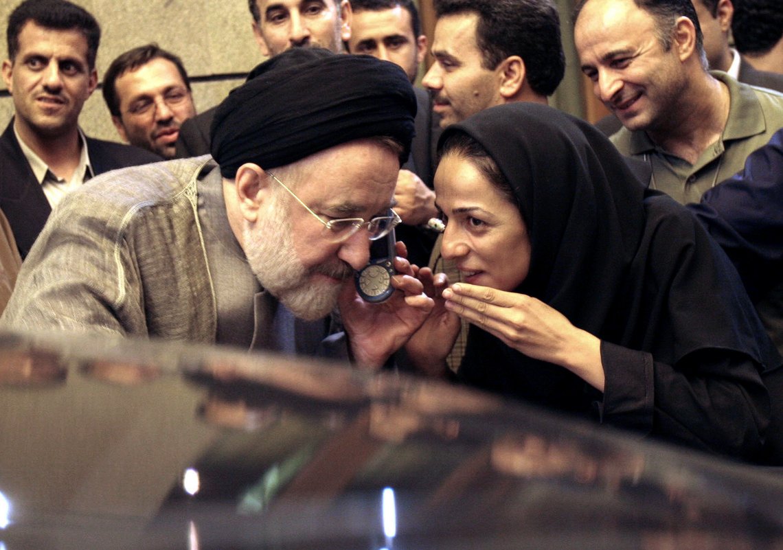Regijmet gir seg ikke. Journalisten Alinejad befant seg i Iran da bildet ble tatt i 2005, men hun flyktet senere. Nå er det kommet frem at regimet planla å kidnappe henne. FILE - In this July 13, 2005, file photo, outgoing reformist Iranian President Mohammad Khatami talks on the phone with the mother of female journalist Masih Alinejad, right, after meeting with journalists in Tehran, Iran. Prosecutors in the U.S. alleged Tuesday, July 13, 2021, that Iran planned to kidnap Alinejad, famous for her campaign against the Islamic Republic's mandatory headscarf, or hijab, for women. Iran did not immediately comment on the allegation Wednesday, July 14, 2021. (AP Photo/Hasan Sarbakhshian, File) Regijmet gir seg ikke. Journalisten Alinejad befant seg i Iran da bildet ble tatt i 2005, men hun flyktet senere. Nå er det kommet frem at regimet planla å kidnappe henne. FILE - In this July 13, 2005, file photo, outgoing reformist Iranian President Mohammad Khatami talks on the phone with the mother of female journalist Masih Alinejad, right, after meeting with journalists in Tehran, Iran. Prosecutors in the U.S. alleged Tuesday, July 13, 2021, that Iran planned to kidnap Alinejad, famous for her campaign against the Islamic Republic's mandatory headscarf, or hijab, for women. Iran did not immediately comment on the allegation Wednesday, July 14, 2021. (AP Photo/Hasan Sarbakhshian, File)