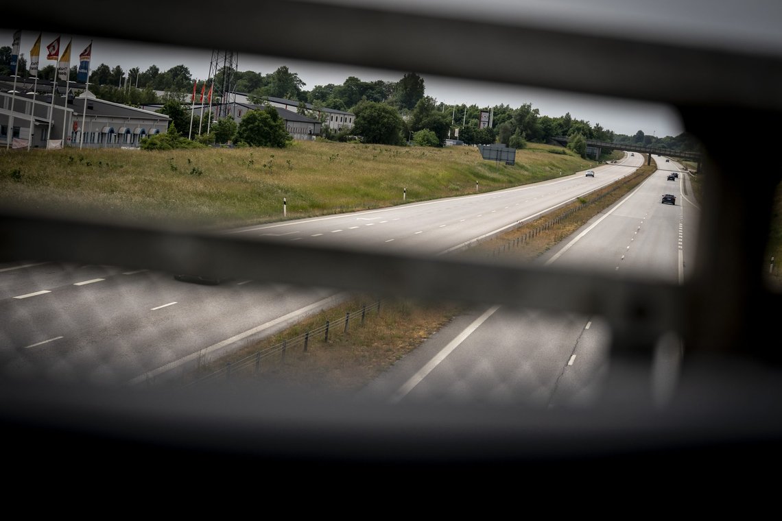 Denne veistrekningen på E65 mellom Malmö og Ystad herjes av steinkast mot danske biler. Foto: Mads Claus Rasmussen / Ritzau Scanpix / NTB Denne veistrekningen på E65 mellom Malmö og Ystad herjes av steinkast mot danske biler. Foto: Mads Claus Rasmussen / Ritzau Scanpix / NTB