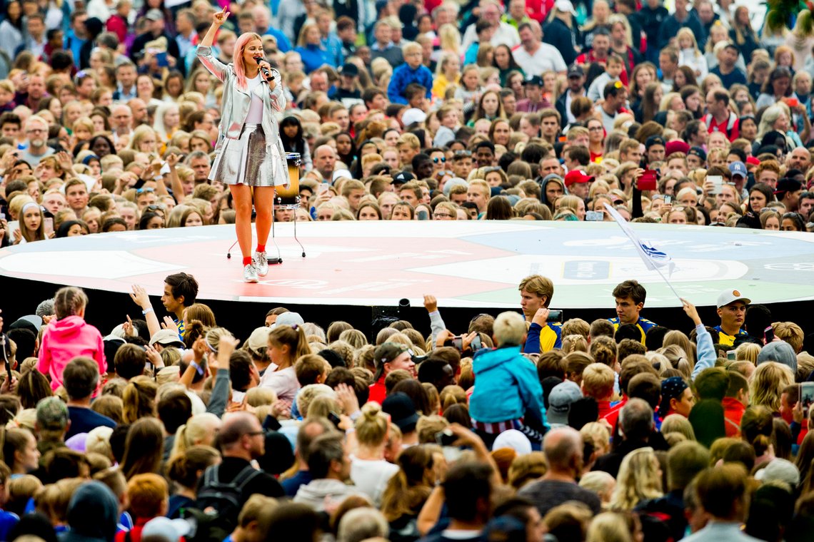 Sandra Lyng er vant til å opptre for mange mennesker. Slik ble det ikke under en konsert i Bjerkreim i mars, da det dukket opp fire tilskuere. Foto: Vegard Wivestad Grøtt / NTB Sandra Lyng er vant til å opptre for mange mennesker. Slik ble det ikke under en konsert i Bjerkreim i mars, da det dukket opp fire tilskuere. Foto: Vegard Wivestad Grøtt / NTB