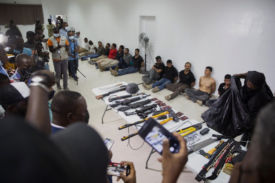 Flere av de mistenkte for attentatet mot Haitis president Jovenel Moïse ble vist fram for pressen torsdag, sammen med våpen og utstyr de angivelig skal ha brukt. Colombias forsvarsminister sier seks av dem ser ut til å være tidligere soldater i det colombianske forsvaret. Foto: Joseph Odelyn / AP / NTB Flere av de mistenkte for attentatet mot Haitis president Jovenel Moïse ble vist fram for pressen torsdag, sammen med våpen og utstyr de angivelig skal ha brukt. Colombias forsvarsminister sier seks av dem ser ut til å være tidligere soldater i det colombianske forsvaret. Foto: Joseph Odelyn / AP / NTB