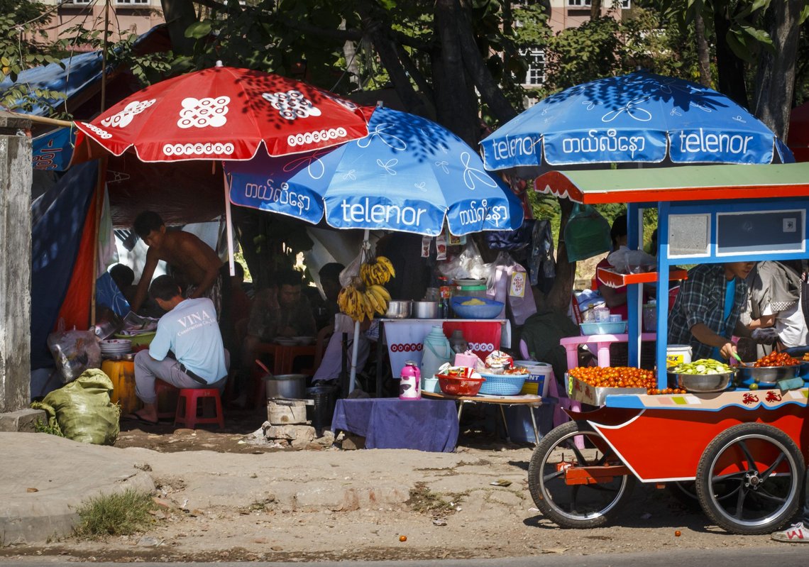 Telenor-parasoller på gatene i Myanmars hovedstad Yangon i 2014. Foto: Heiko Junge / NTB Telenor-parasoller på gatene i Myanmars hovedstad Yangon i 2014. Foto: Heiko Junge / NTB