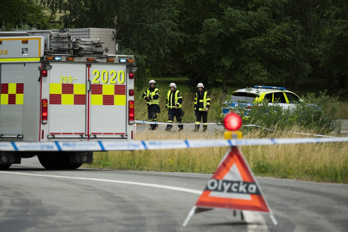 Brannmannskap og politi kort tid etter påkjørselen fant sted. Foto: Rickard Nilsson / TT / NTB Brannmannskap og politi kort tid etter påkjørselen fant sted. Foto: Rickard Nilsson / TT / NTB