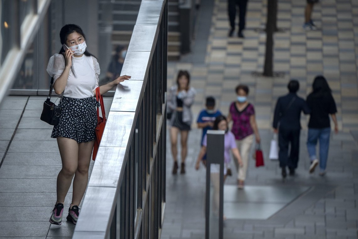 Folk iført munnbind på et kjøpesenter i Kinas hovedstad Beijing lørdag. De første kjente tilfellene av koronaviruset ble registrert i Wuhan i Kina på slutten av 2019. Foto: Mark Schiefelbein / AP / NTB Folk iført munnbind på et kjøpesenter i Kinas hovedstad Beijing lørdag. De første kjente tilfellene av koronaviruset ble registrert i Wuhan i Kina på slutten av 2019. Foto: Mark Schiefelbein / AP / NTB