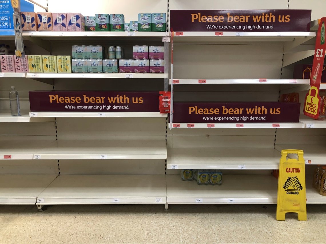 Torsdag var flere butikkhyller tomme i Storbritannia. Flere supermarked og leverandører advarer nå mot matmangel på grunn av de mange ansatte som er tvunget i karantene på grunn av smitteutbruddet i landet. Foto: Matthew Cooper/PA / AP / NTB Torsdag var flere butikkhyller tomme i Storbritannia. Flere supermarked og leverandører advarer nå mot matmangel på grunn av de mange ansatte som er tvunget i karantene på grunn av smitteutbruddet i landet. Foto: Matthew Cooper/PA / AP / NTB