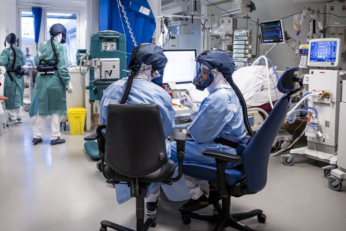 Behandling av pasienter med covid-19 på intensivavdelingen på Oslo universitetssykehus, Rikshospitalet. FHI ønsker å vite hvor mange innlagte samfunnet kan «tåle». Foto: Jil Yngland / NTB Behandling av pasienter med covid-19 på intensivavdelingen på Oslo universitetssykehus, Rikshospitalet. FHI ønsker å vite hvor mange innlagte samfunnet kan «tåle». Foto: Jil Yngland / NTB