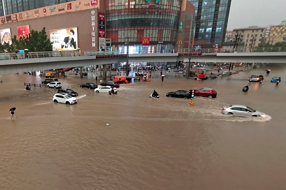 Gater og veier i Zhengzhou sto under vann tirsdag etter at det har falt uvanlig mye regn over den sentrale delen av Kina. Foto: Chinatopix via AP / NTB Gater og veier i Zhengzhou sto under vann tirsdag etter at det har falt uvanlig mye regn over den sentrale delen av Kina. Foto: Chinatopix via AP / NTB