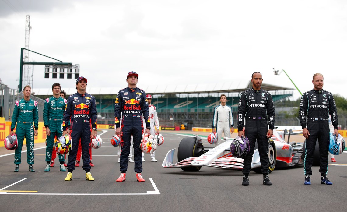 Max Verstappen, Lewis Hamilton og røkla før løpet på Silverstone. Verstappen kom seg ikke gjennom den første runden, etter å ha bli presset ut av Hamiltom i en vanvittig dramatisk start. Søndag skal Verstappen slå tilbake i Budapest. Absolutt alt kan skje. Foto: REUTERS/ Andrew Couldridge/ NTB Max Verstappen, Lewis Hamilton og røkla før løpet på Silverstone. Verstappen kom seg ikke gjennom den første runden, etter å ha bli presset ut av Hamiltom i en vanvittig dramatisk start. Søndag skal Verstappen slå tilbake i Budapest. Absolutt alt kan skje. Foto: REUTERS/ Andrew Couldridge/ NTB