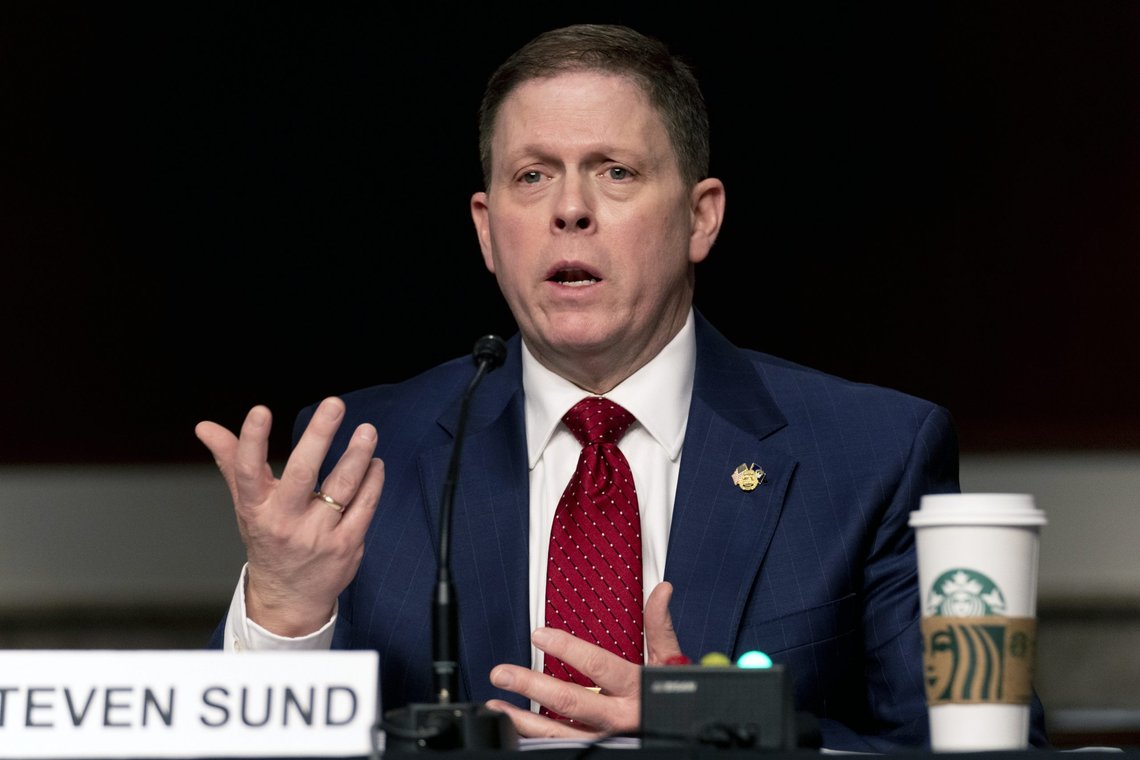 En tydelig preget Steven Sund under en høring i februar. Former U.S. Capitol Police Chief Steven Sund testifies before a Senate Homeland Security and Governmental Affairs & Senate Rules and Administration joint hearing on Capitol Hill, Washington, Tuesday, Feb. 23, 2021, to examine the January 6th attack on the Capitol. (AP Photo/Andrew Harnik, Pool) En tydelig preget Steven Sund under en høring i februar. Former U.S. Capitol Police Chief Steven Sund testifies before a Senate Homeland Security and Governmental Affairs & Senate Rules and Administration joint hearing on Capitol Hill, Washington, Tuesday, Feb. 23, 2021, to examine the January 6th attack on the Capitol. (AP Photo/Andrew Harnik, Pool)
