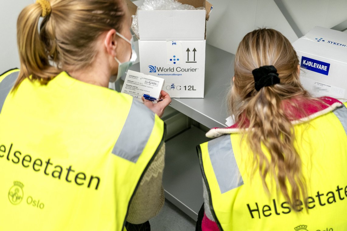 Oslo 20210114.
Ingvild Unhjem og Helene G.Olsen i logistikk avdeling i Oslo kommune med Pfizer/BioNTech og Moderna Covid-19 vaksinen som kom fra Sykehusapotekene til fryselager og ompakkning på hemmelig sted før de ble kjørt ut til bydelene i Oslo, torsdag.
Foto: Gorm Kallestad / NTB Oslo 20210114.
Ingvild Unhjem og Helene G.Olsen i logistikk avdeling i Oslo kommune med Pfizer/BioNTech og Moderna Covid-19 vaksinen som kom fra Sykehusapotekene til fryselager og ompakkning på hemmelig sted før de ble kjørt ut til bydelene i Oslo, torsdag.
Foto: Gorm Kallestad / NTB