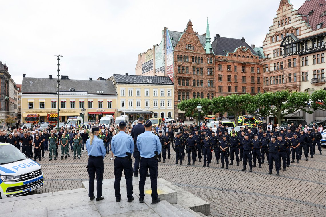 Politiet i Malmö hedrer politimannen som onsdag kveld ble skutt og drept på Hisingen i Göteborg. Foto: Andreas Hillergren / TT / NTB Politiet i Malmö hedrer politimannen som onsdag kveld ble skutt og drept på Hisingen i Göteborg. Foto: Andreas Hillergren / TT / NTB