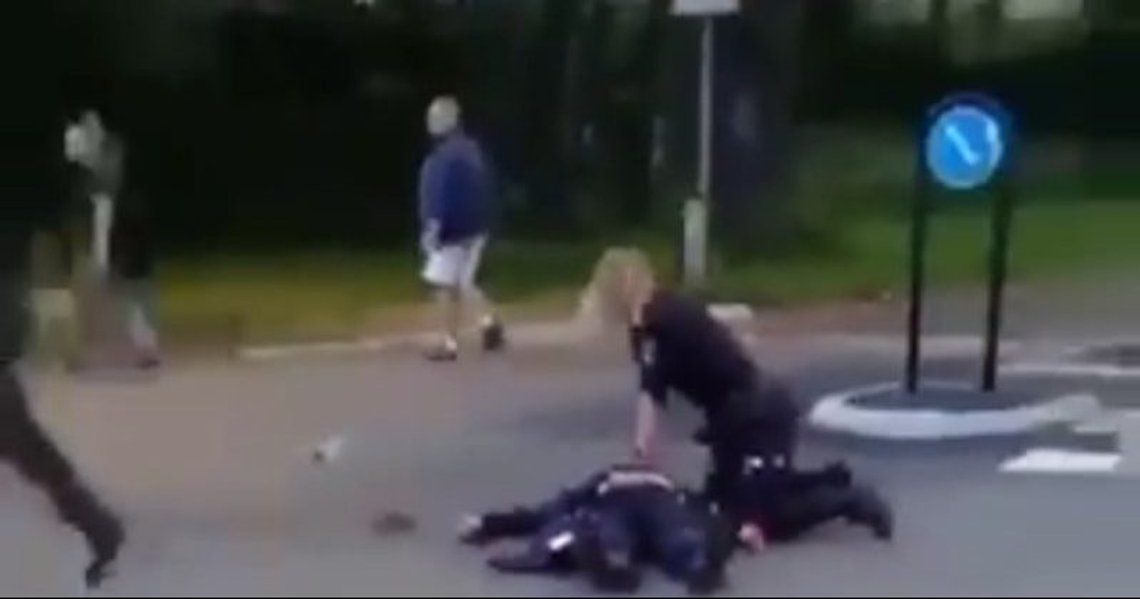 Politimannen ligger alvorlig skadet på bakken i Biskopsgården. Like før klokken 3 i natt kom meldingen om at han døde av skadene. Politimannen ligger alvorlig skadet på bakken i Biskopsgården. Like før klokken 3 i natt kom meldingen om at han døde av skadene.