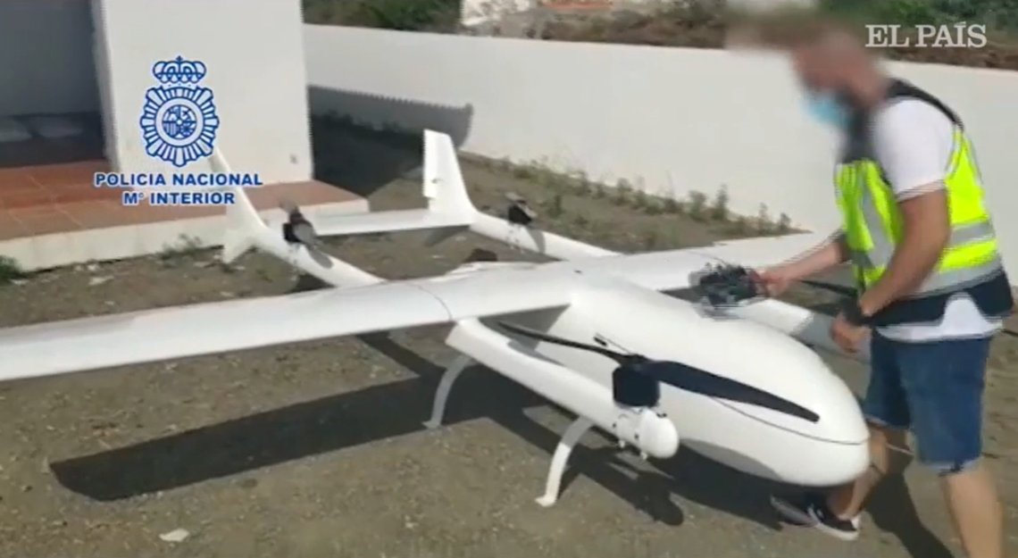 En stor drone med en lastekapasitet på 150 kilo ble brukt for å smugle narkotika fra Marokko til Spania. Stillbilde video/El Pais En stor drone med en lastekapasitet på 150 kilo ble brukt for å smugle narkotika fra Marokko til Spania. Stillbilde video/El Pais