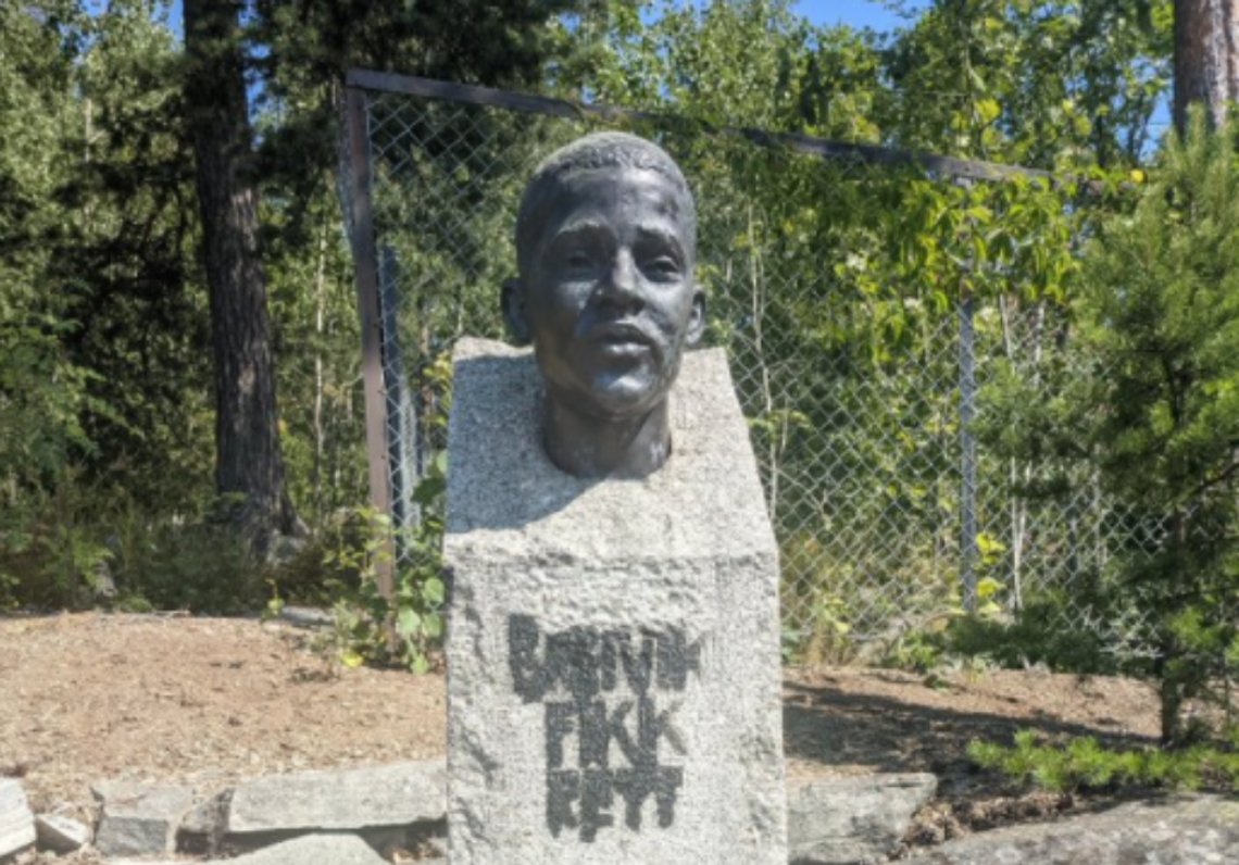 Statuen av Benjamin på Holmlia ble blitt utsatt for hærverk. Dette ble førstesidestoff i alle landets aviser. Men grov vold og voldtekter utført av muslimer mot nordmenn forsøker man å dysse ned. Likhet for loven er historie. Skjermdump Twitter/Johannes Dvorak Lagos Statuen av Benjamin på Holmlia ble blitt utsatt for hærverk. Dette ble førstesidestoff i alle landets aviser. Men grov vold og voldtekter utført av muslimer mot nordmenn forsøker man å dysse ned. Likhet for loven er historie. Skjermdump Twitter/Johannes Dvorak Lagos