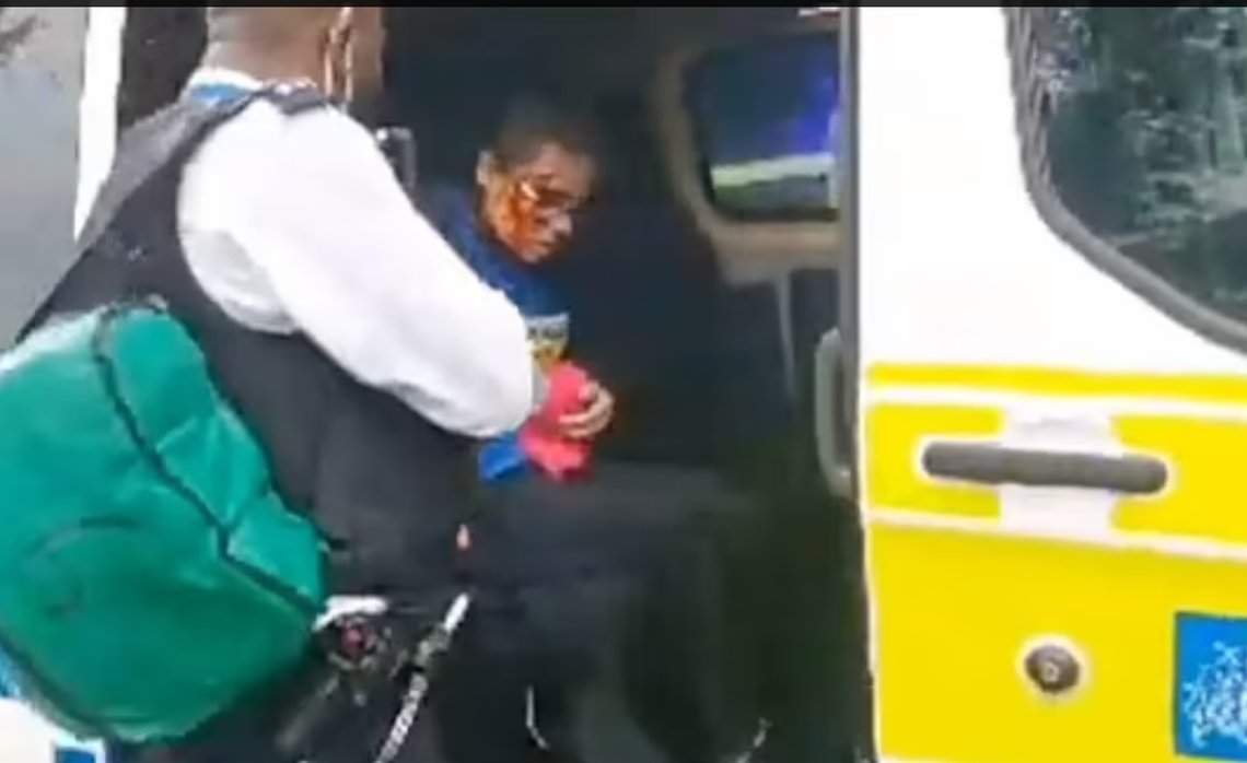 En kvinne iført Charlie Hebdoe T-skjorte ble angrepet med kniv ved Hyde Park i London. Her kjøres hun med ambulanse til et sykehus sentralt i London. Skjermdump video/Daily Mail En kvinne iført Charlie Hebdoe T-skjorte ble angrepet med kniv ved Hyde Park i London. Her kjøres hun med ambulanse til et sykehus sentralt i London. Skjermdump video/Daily Mail