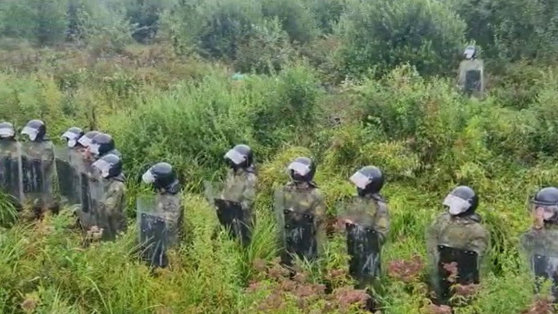Hviterussiske soldater stenger returen for migranter de sender over grensen til Litauen. Foto: Grensepolitiet i Litauen Hviterussiske soldater stenger returen for migranter de sender over grensen til Litauen. Foto: Grensepolitiet i Litauen