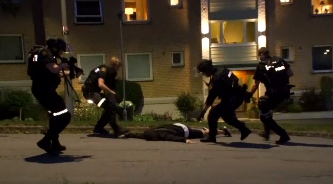 Mannen i 30-årene blir pågrepet av politiet. Skjermdump, TV 2. Mannen i 30-årene blir pågrepet av politiet. Skjermdump, TV 2.