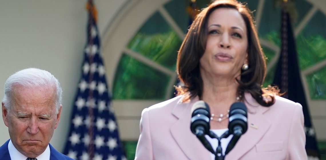 Oppslutningen om Biden har snudd etter utviklingen i Afghanistan. Likevel er oppslutningen om hans visepresident og sannsynlige etterfølger, Kamala Harris enda verre. Foto (utsnitt): Susan Walsh / AP /NTB Oppslutningen om Biden har snudd etter utviklingen i Afghanistan. Likevel er oppslutningen om hans visepresident og sannsynlige etterfølger, Kamala Harris enda verre. Foto (utsnitt): Susan Walsh / AP /NTB