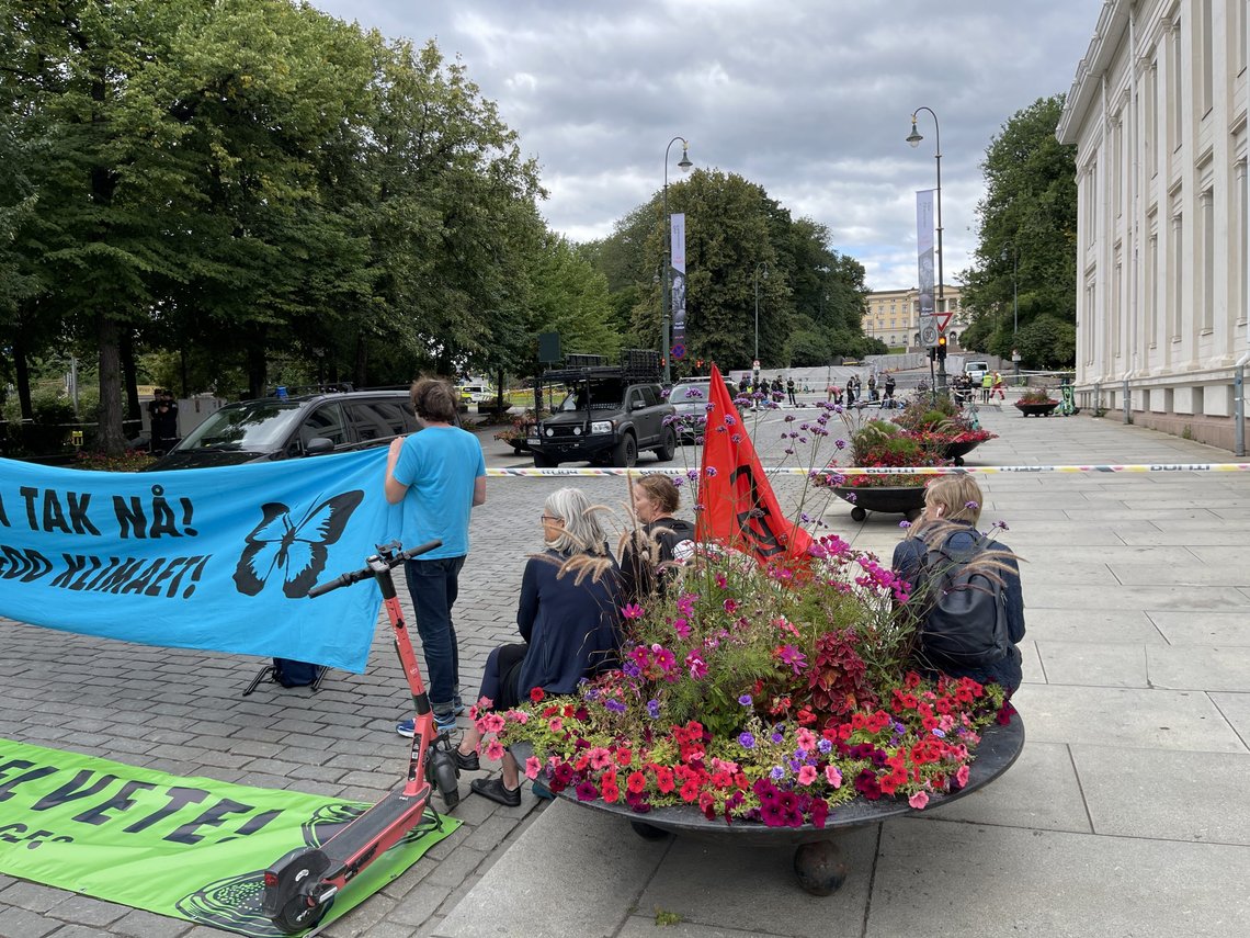 Extinction Rebellion sperret sist uke av Karl Johan, først med politiets assistanse og senere "vilt". Flagget minner om Antifas. Foto: Document Extinction Rebellion sperret sist uke av Karl Johan, først med politiets assistanse og senere "vilt". Flagget minner om Antifas. Foto: Document