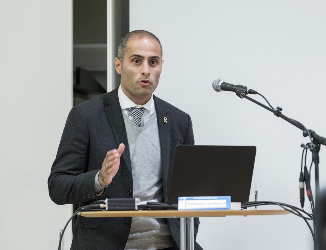 Oslo 20170914.
Innledning om klagene. Mahmoud Farahmand i LIM i møte i Kringkastingsrådet torsdag morgen. Hovedsaken er de ca 6000 henvendelsene til programmet "Faten tar valget"
Foto: Gorm Kallestad / NTB Oslo 20170914.
Innledning om klagene. Mahmoud Farahmand i LIM i møte i Kringkastingsrådet torsdag morgen. Hovedsaken er de ca 6000 henvendelsene til programmet "Faten tar valget"
Foto: Gorm Kallestad / NTB