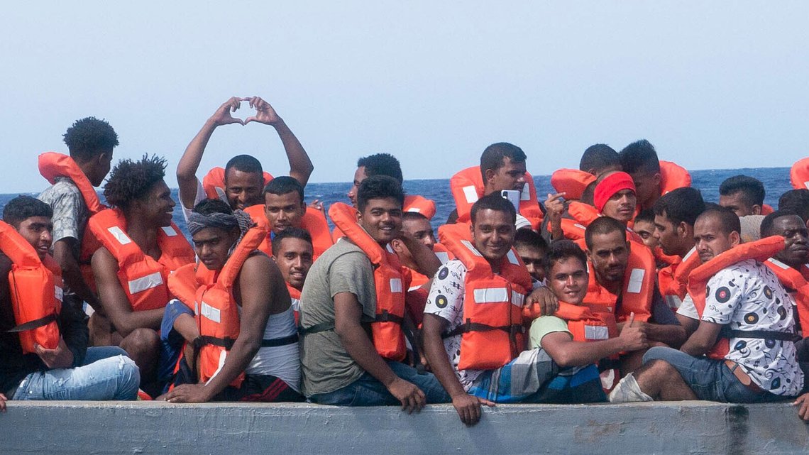 EU presenterte denne uken en plan for å øke migrasjonen til Europa. På dette bildet tatt 2. august 2021 blir en båt overfylt med migranter reddet av Sea Watch 3 i Middelhavet. Foto: Sea-watch.org via AP / NTB EU presenterte denne uken en plan for å øke migrasjonen til Europa. På dette bildet tatt 2. august 2021 blir en båt overfylt med migranter reddet av Sea Watch 3 i Middelhavet. Foto: Sea-watch.org via AP / NTB