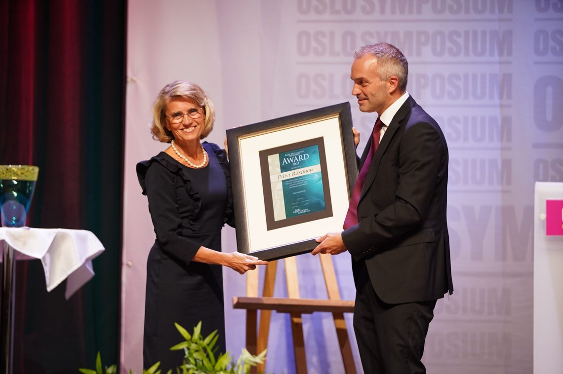 Päivi Räsänen, finsk riksdagspolitiker og tidligere statsråd og partileder, ble fredag kveld hedret med Kåre Kristiansens Minnepris på Oslo Symposium. Prisen ble delt ut av symposieleder Bjarte Ystebø. Foto: Enis Uzunov, Oslo Symposium Päivi Räsänen, finsk riksdagspolitiker og tidligere statsråd og partileder, ble fredag kveld hedret med Kåre Kristiansens Minnepris på Oslo Symposium. Prisen ble delt ut av symposieleder Bjarte Ystebø. Foto: Enis Uzunov, Oslo Symposium