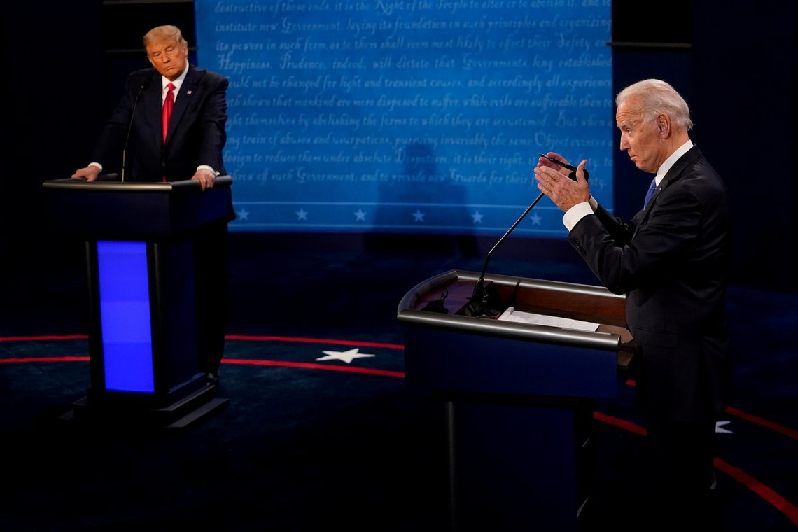 Hvis man avholdt et presidentvalg i dag, ville Donald Trump feid Biden av banen. Dette ifølge en ny meningsmåling fra Rasmussen Report. Selv Bidens viktigste støttespillere har mistet troen på ham. Bildet er fra debatten mellom de to i oktober 2020. Foto: Morry Gash/ Pool/ REUTERS/ NTB Hvis man avholdt et presidentvalg i dag, ville Donald Trump feid Biden av banen. Dette ifølge en ny meningsmåling fra Rasmussen Report. Selv Bidens viktigste støttespillere har mistet troen på ham. Bildet er fra debatten mellom de to i oktober 2020. Foto: Morry Gash/ Pool/ REUTERS/ NTB