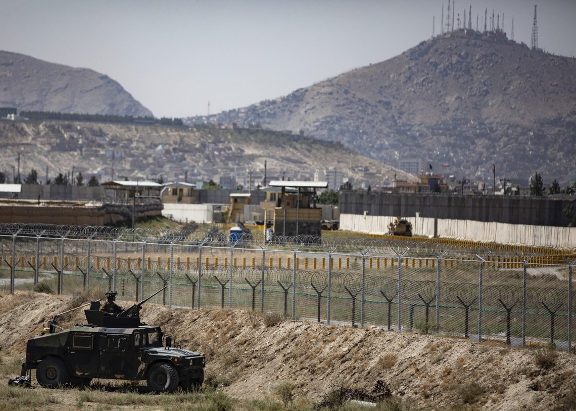 En bombe detonerte ved Kabuls flyplass i ettermiddag. Ifølge amerikanske medier er det snakk om en selvmordsbombe. Arkivfoto: AP / NTB En bombe detonerte ved Kabuls flyplass i ettermiddag. Ifølge amerikanske medier er det snakk om en selvmordsbombe. Arkivfoto: AP / NTB