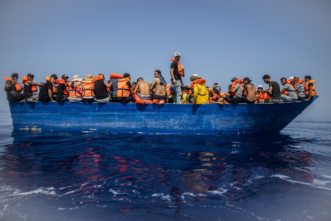 Båtmigranter ankommer den italienske øya Lampedusa. Arkivbilde fra juli 2021. Foto: Santi Palacios, AP-NTB. Båtmigranter ankommer den italienske øya Lampedusa. Arkivbilde fra juli 2021. Foto: Santi Palacios, AP-NTB.