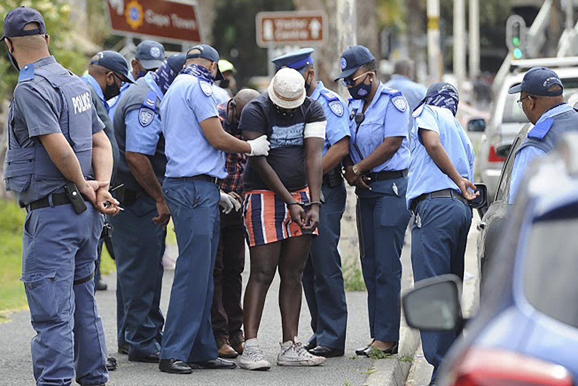Arkivbilde fra november 2020: En mann blir arrestert av politiet i Cape Town, Sør-Afrika, mistenkt for å ha vært involvert i blodig drosjekrig. Foto: AP-NTB. Arkivbilde fra november 2020: En mann blir arrestert av politiet i Cape Town, Sør-Afrika, mistenkt for å ha vært involvert i blodig drosjekrig. Foto: AP-NTB.