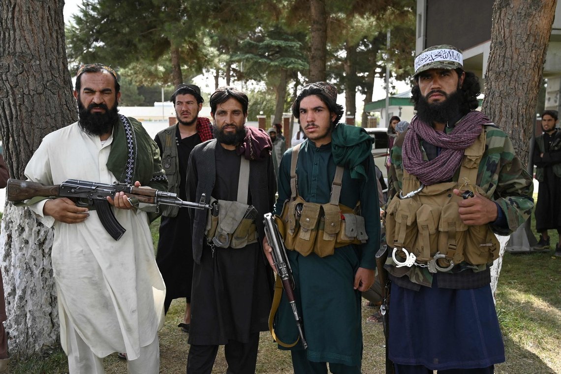 Taliban-krigere holder vakt utenfor Kabul flyplass. Men dette er ikke undertrykkere. De betraktes som helter av de fleste afghanere. Foto: WAKIL KOHSAR/ AFP/ NTB Taliban-krigere holder vakt utenfor Kabul flyplass. Men dette er ikke undertrykkere. De betraktes som helter av de fleste afghanere. Foto: WAKIL KOHSAR/ AFP/ NTB