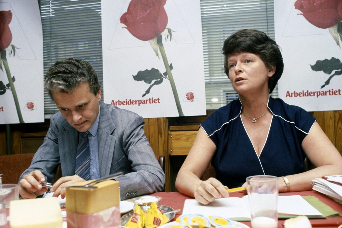 Statsminister Gro Harlem Brundtlands pressekonferanse før ferien, juni 1981. Til høyre en tankefull kirke- og undervisningsminister, samt nestformann i Ap, Einar Førde.
Foto: Bjørn Sigurdsøn / NTB Statsminister Gro Harlem Brundtlands pressekonferanse før ferien, juni 1981. Til høyre en tankefull kirke- og undervisningsminister, samt nestformann i Ap, Einar Førde.
Foto: Bjørn Sigurdsøn / NTB