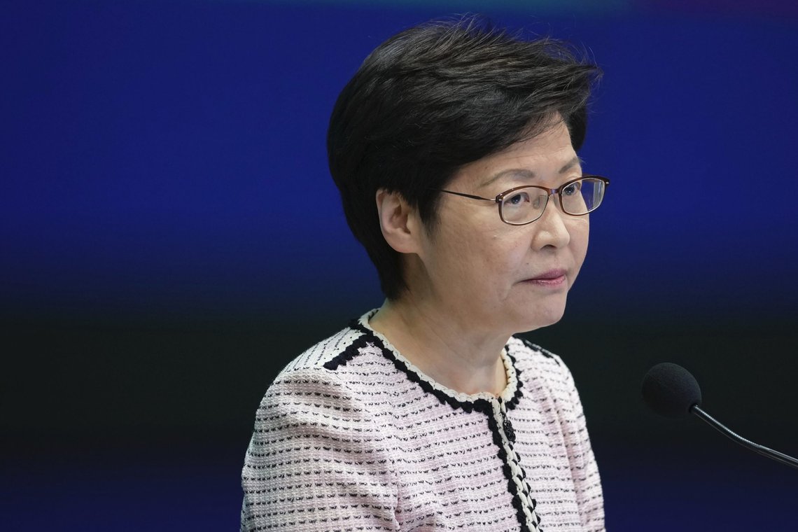 Hongkongs politiske leder Carrie Lam kunngjorde mandag obligatorisk vaksinering av blant annet lærere og helsearbeidere i bystaten. Foto: Vincent Yu / AP / NTB Hongkongs politiske leder Carrie Lam kunngjorde mandag obligatorisk vaksinering av blant annet lærere og helsearbeidere i bystaten. Foto: Vincent Yu / AP / NTB