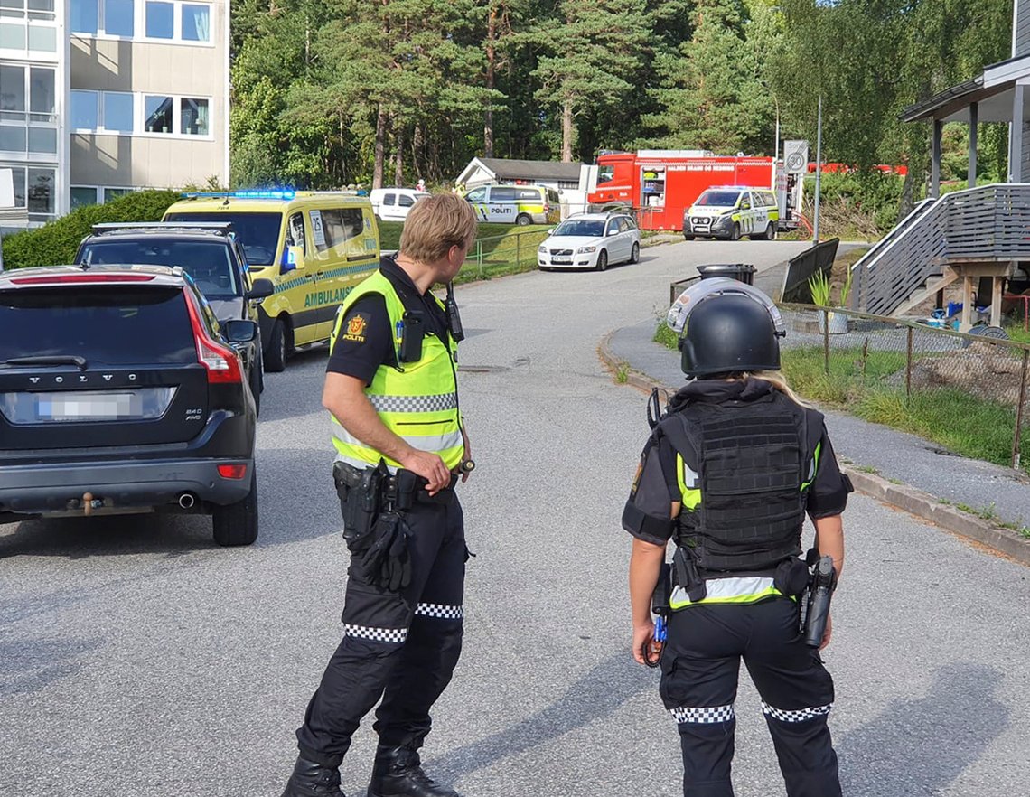 Bevæpnet politi utenfor en blokk i Halden. Det ble meldt om brann i blokka, og vitner har meldt at de har hørt en eksplosjon i forkant av en brannen. En mann er pågrepet. Foto: Gunnar Paulsen / Halden Arbeiderblad / NTB Bevæpnet politi utenfor en blokk i Halden. Det ble meldt om brann i blokka, og vitner har meldt at de har hørt en eksplosjon i forkant av en brannen. En mann er pågrepet. Foto: Gunnar Paulsen / Halden Arbeiderblad / NTB