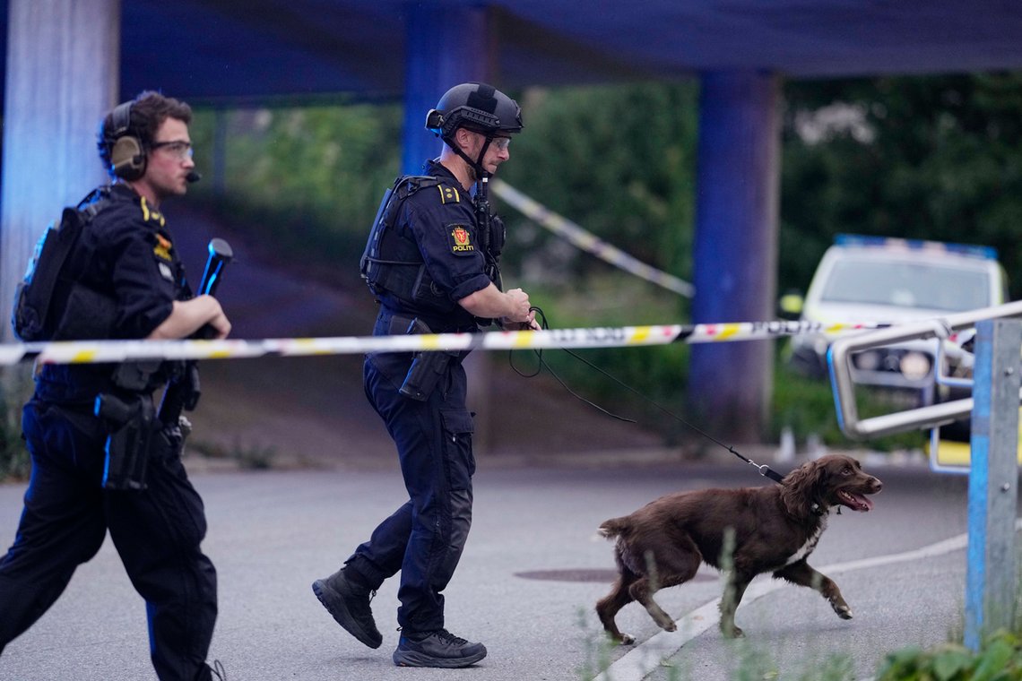 Politi og ambulanse på stedet etter at to menn ble funnet skutt på Trosterud i Oslo 25. august. Foto: Stian Lysberg Solum / NTB Politi og ambulanse på stedet etter at to menn ble funnet skutt på Trosterud i Oslo 25. august. Foto: Stian Lysberg Solum / NTB